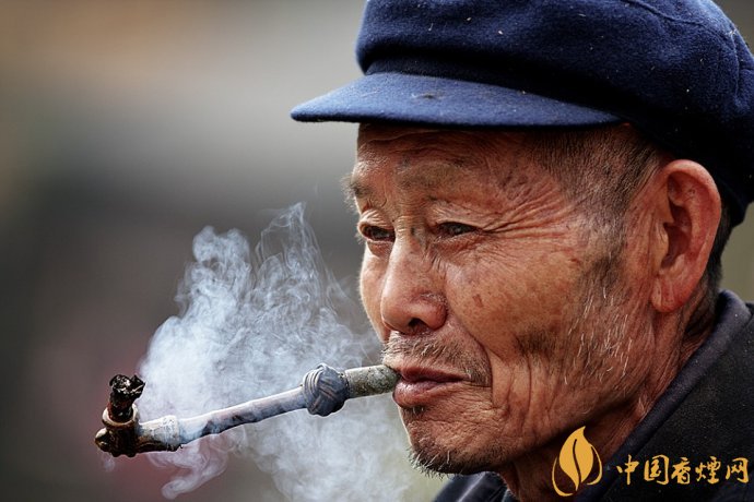 旱煙和煙卷哪個危害大，旱煙袋很有講究