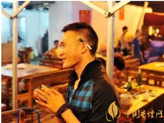 香煙夾耳朵上是怎么來的，耳夾煙是男人的專利