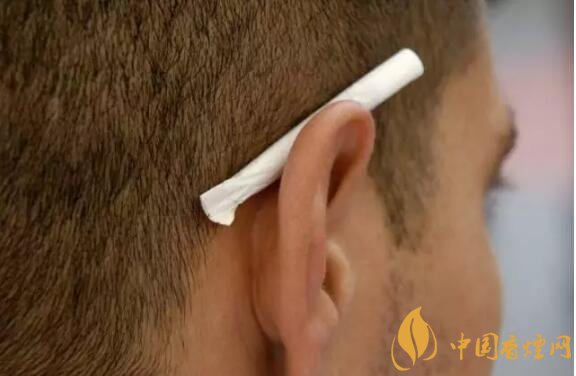 香煙夾耳朵上是怎么來的，耳夾煙是男人的專利